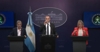 Manuel Adorni dio una conferencia escoltado por Luis Caputo y Alejandra Monteoliva, no respondió preguntas y omitió hablar de supuestos sobresueldos
