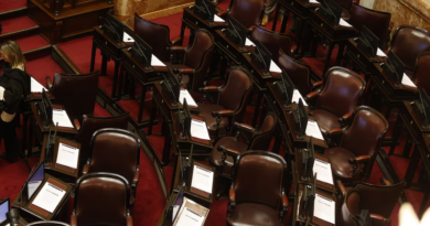 El oficialismo hizo caer la sesión del Senado para evitar la interpelación a Manuel Adorni