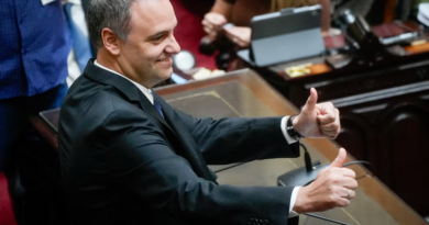Las inconsistencias, agregados y rectificaciones con las que Adorni intentó justificar el aumento de sus bienes y nivel de gastos