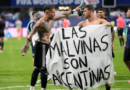 “Las Malvinas son argentinas”, la bandera que apareció en cancha tras el triunfo sobre Inglaterra 