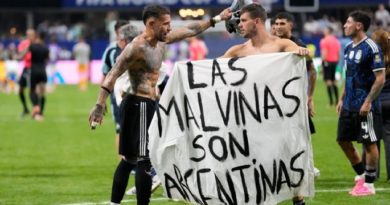“Las Malvinas son argentinas”, la bandera que apareció en cancha tras el triunfo sobre Inglaterra 