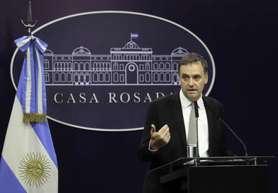 Comenzaron a peritar las ocho billeteras virtuales de Manuel Adorni